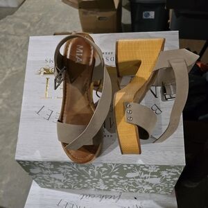 Mia platform sandals sz 8